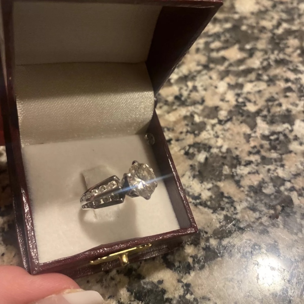 Beautiful Diamond ring - Picture 3 of 8